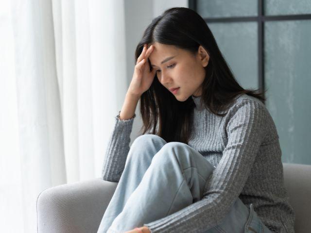 悩んでいる女性